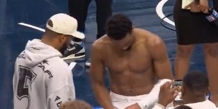 华体会华体会hth-一身腱子肉!米切尔赢球后心情大好 光膀子与NFL球星聊天